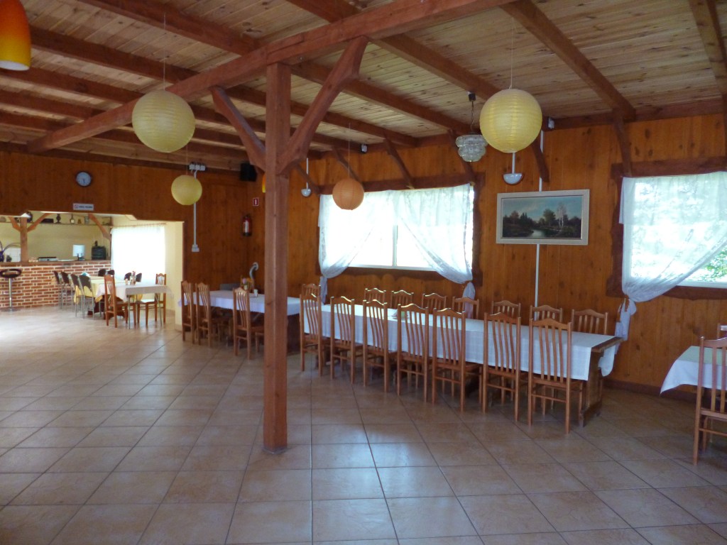 Sala 300 — wnętrze sali z nakrytymi stołami